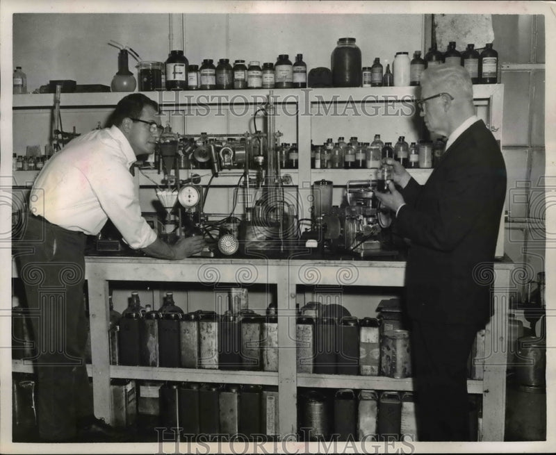 Load image into Gallery viewer, 1967 Press Photo John E Wilkey VP Tech Director &amp; Jerry Krotine chemist
