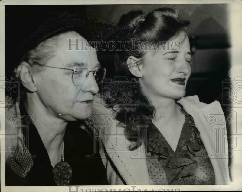 Load image into Gallery viewer, 1943 Press Photo Chicago Accused murderer Rosalie Walsh at inquest to A Morrows
