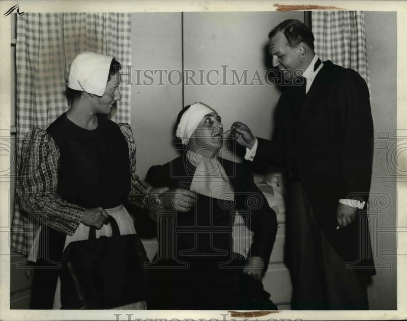 Load image into Gallery viewer, 1939 Press Photo Mary White, Wilson Stapleton, Bert Winston Jr League actors
