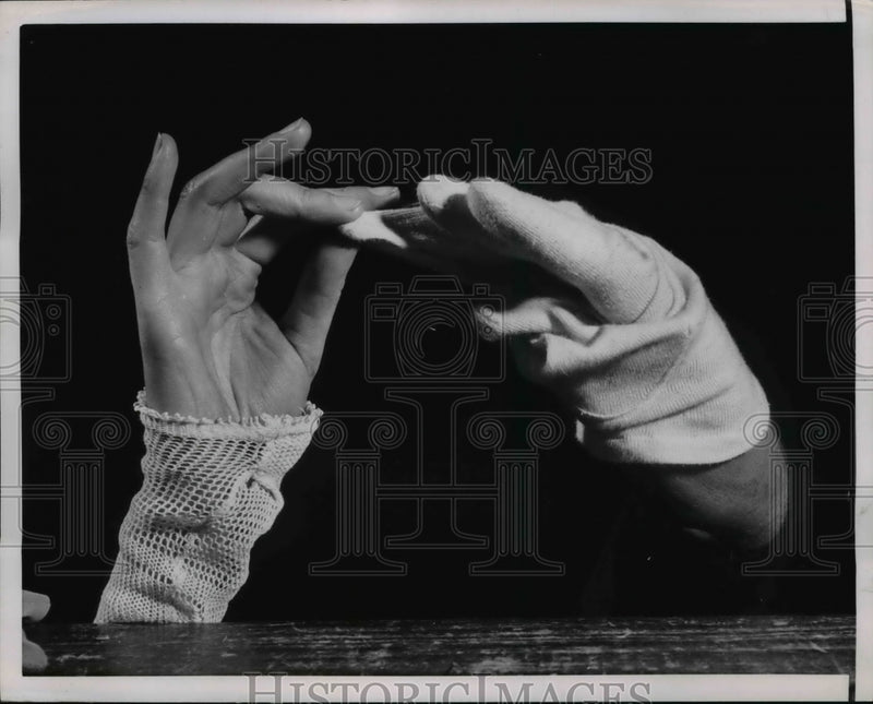 Load image into Gallery viewer, 1952 Press Photo of Les Marionettes Joly Troup, Hand Ballet.
