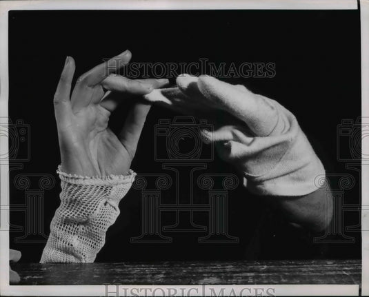 1952 Press Photo of Les Marionettes Joly Troup, Hand Ballet.