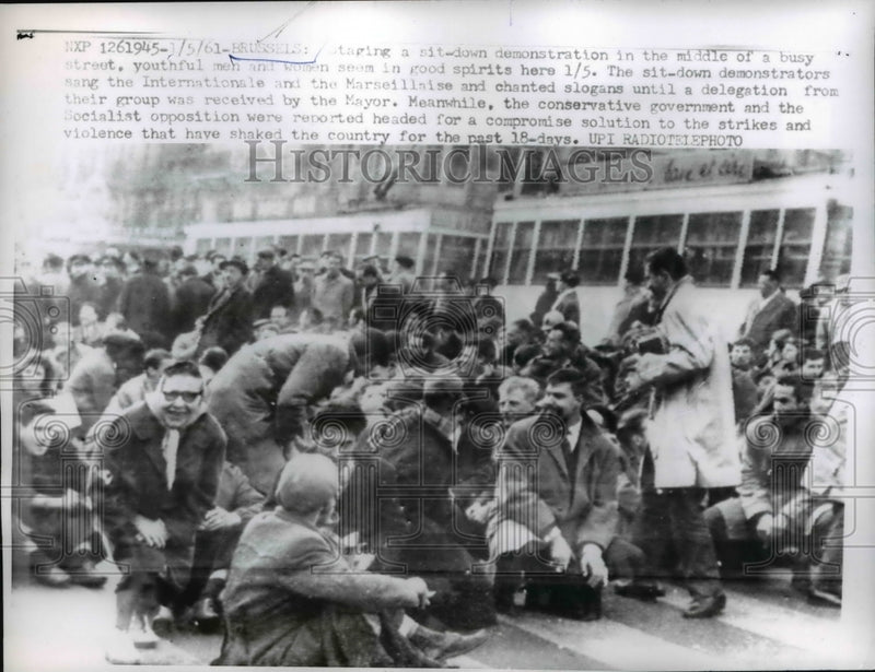 Load image into Gallery viewer, 1961 Press Photo Brussels Belgium sit down protest vs France
