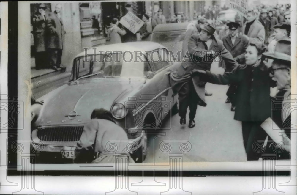 1960 Press Photo Brussels Belgium rioters at a bank during a strike