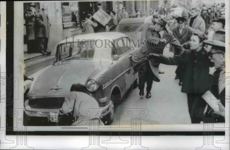 Load image into Gallery viewer, 1960 Press Photo Brussels Belgium rioters at a bank during a strike
