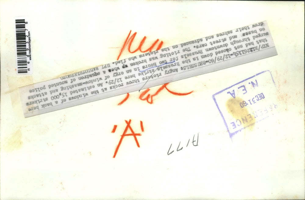 1960 Press Photo Brussels Belgium rioters at a bank during a strike