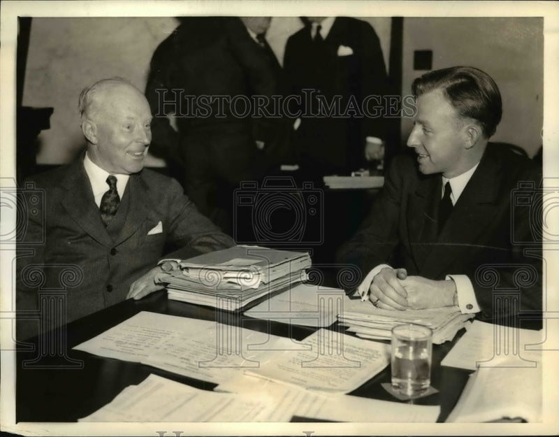 Load image into Gallery viewer, 1934 Press Photo of Franklyn D. Mooney (L) President of the New York and Cuba
