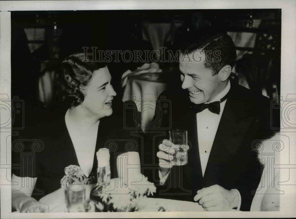 1937 Press Photo Mrs James Colt & Harry H S Phillips Jr Dining at the Waldorf