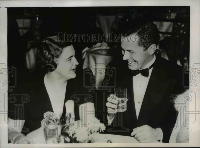 Load image into Gallery viewer, 1937 Press Photo Mrs James Colt &amp; Harry H S Phillips Jr Dining at the Waldorf
