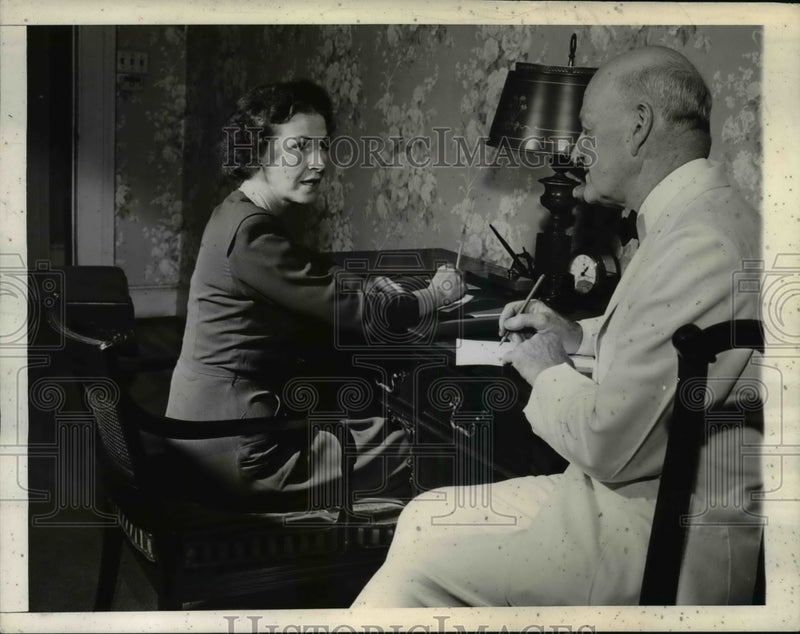 Load image into Gallery viewer, 1944 Press Photo Frances Hutt Dewey Wife of Governor of NY &amp; Harry Whitehead
