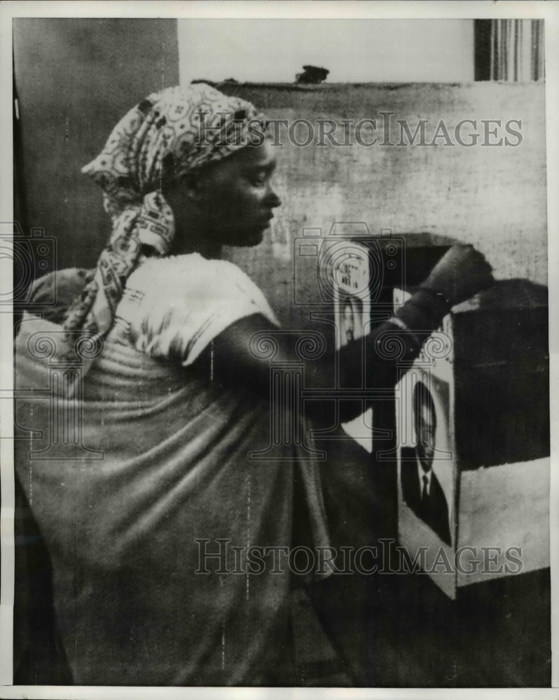 Load image into Gallery viewer, 1969 Press Photo Kenyan Woman Deposits Her Ballot in Election
