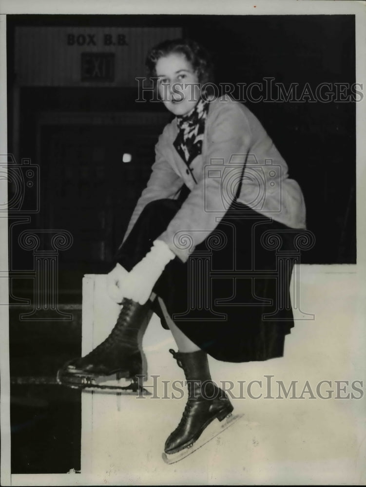 1933 Press Photo Carroll Young Ice Skating in Philadelphia