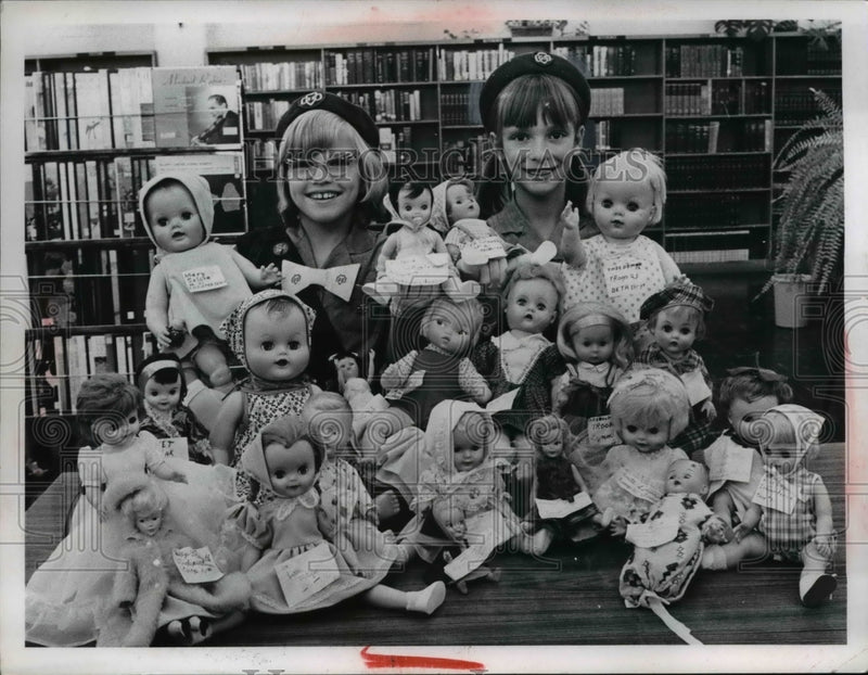 Load image into Gallery viewer, 1962 Press Photo of Girl Scout Troop 21, Alice Laski and Mary Saloka.
