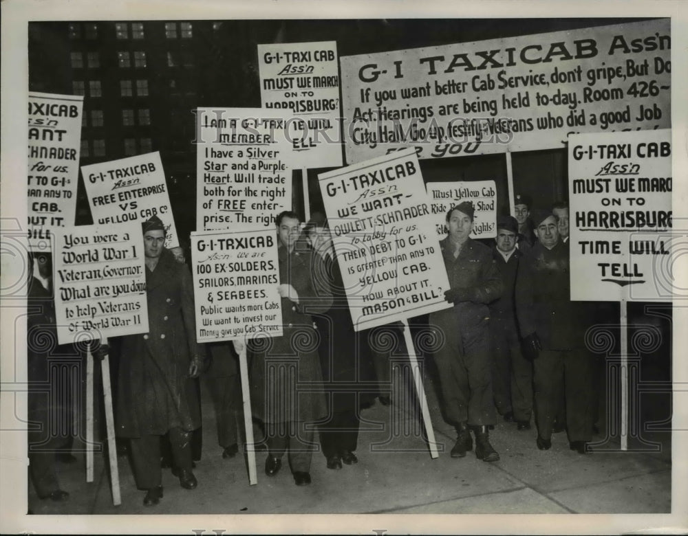 1946 Press Photo Cabbie Veterans stage demonstration to drive own cabs Pa.