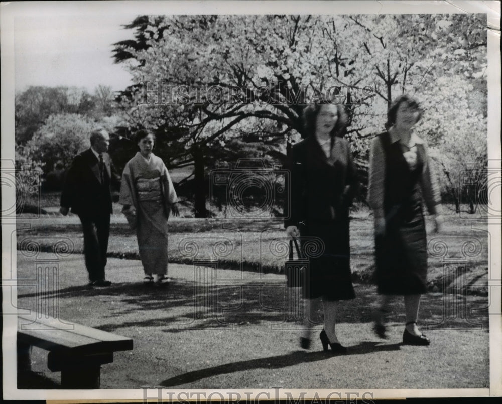 1952 Press Photo Shinjumu Imperial Palace in Tokyo Blossoming Cherry Tress- Historic Images