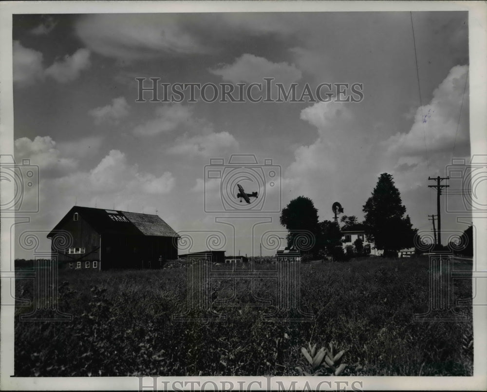 1945 Press Photo of a Sunday flier over the Eisenberg place.