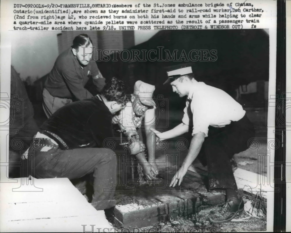 1957 Press Photo Thamesville Canada rescue work at train crash site