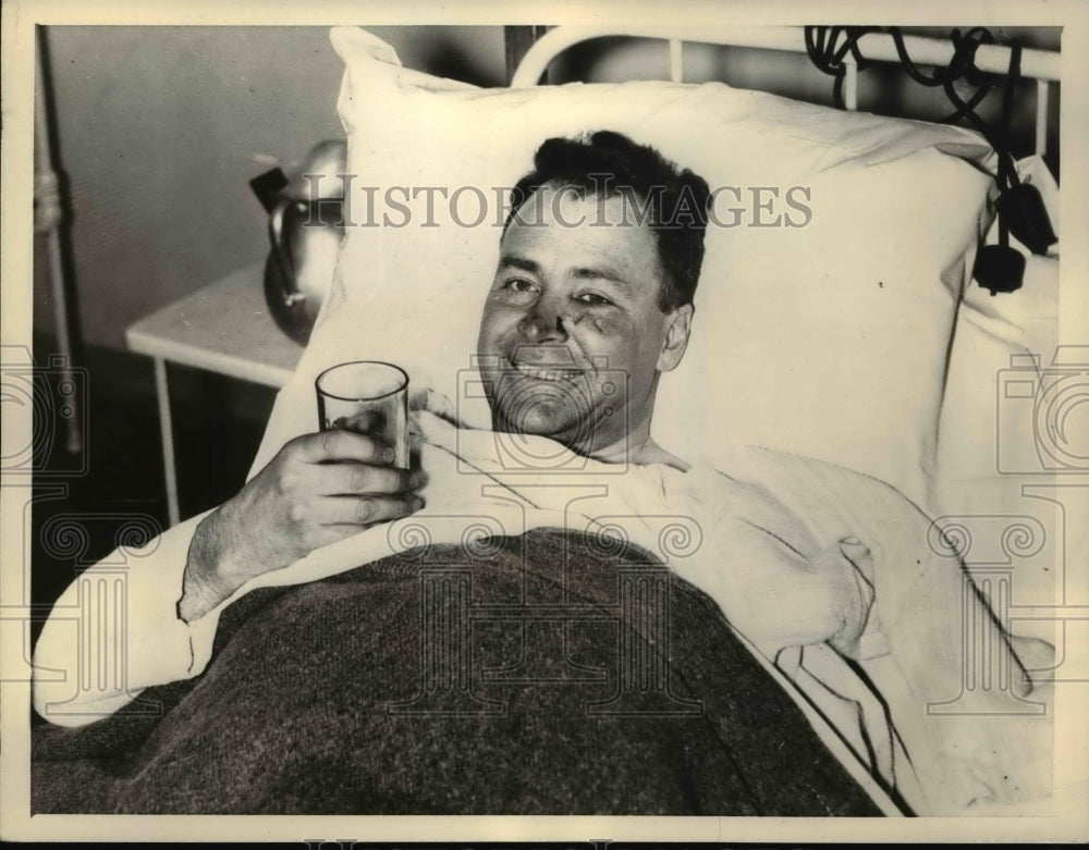 1933 Press Photo Reserve Pilot Captain Henry M. Tunis in Hospital Bed- Historic Images