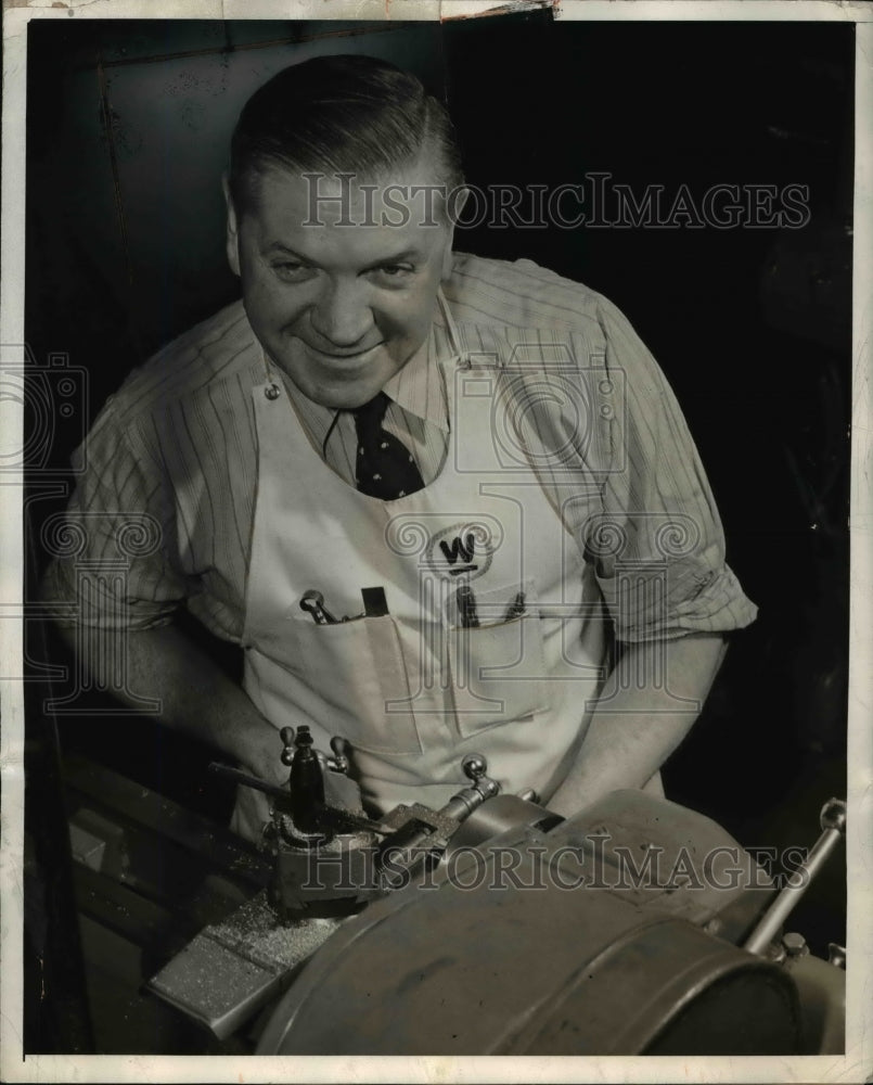 1943 Press Photo 19-Year Westinghouse Lamp Division Foreman Herman Rohde