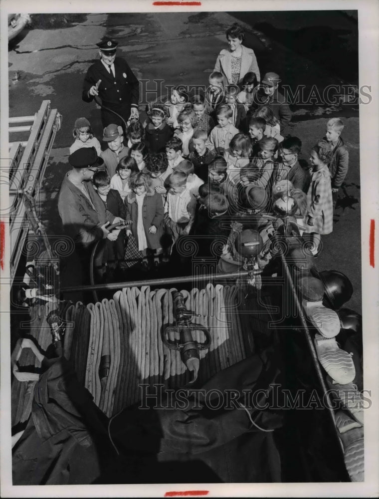 Load image into Gallery viewer, 1962 Press Photo Newburgh Heights Fire Prevention Week Stents of Washington Park
