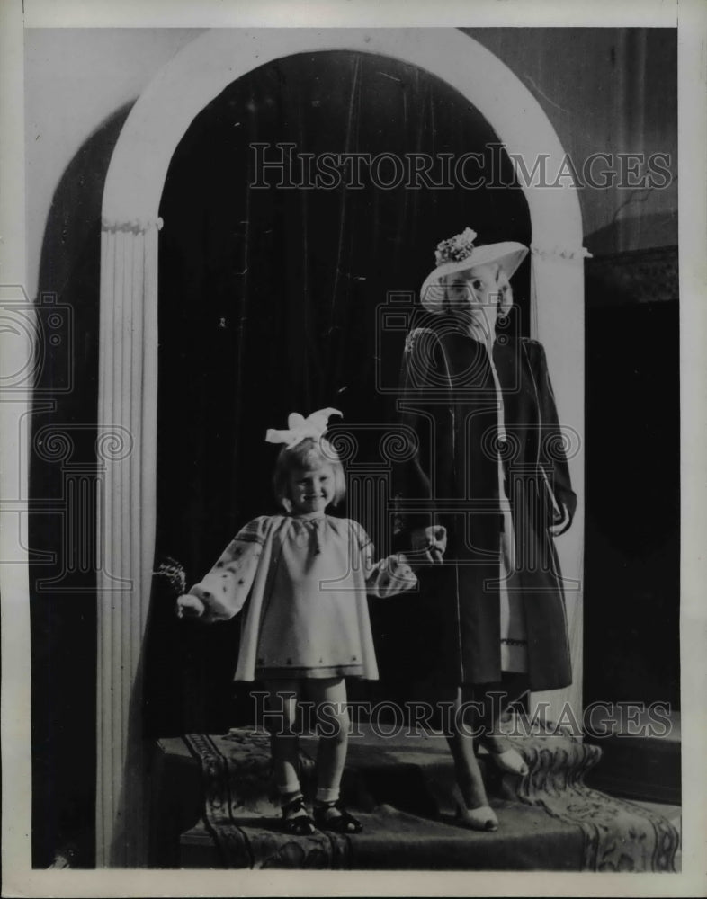 1945 Press Photo Child & Adult Models Wearing Puff-Sleeved Embroidered Coats