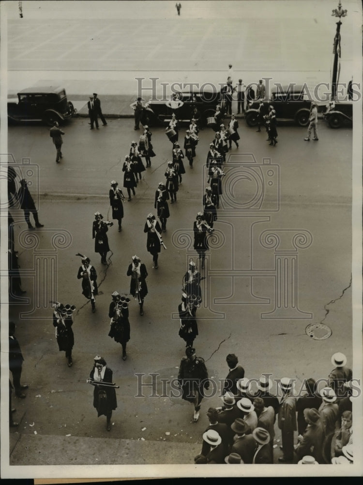 1932 Press Photo Girls band serenades Ok Gov Alfalfa Bill in Chicago