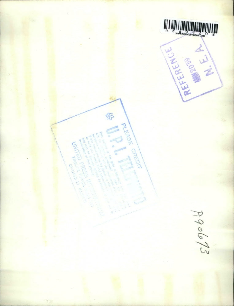 1959 Press Photo Mrs.Maria Villegas armed with an unloaded .22 rifle