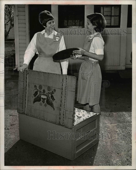 1970 Press Photo Women Bargaining Over Household Chest Items