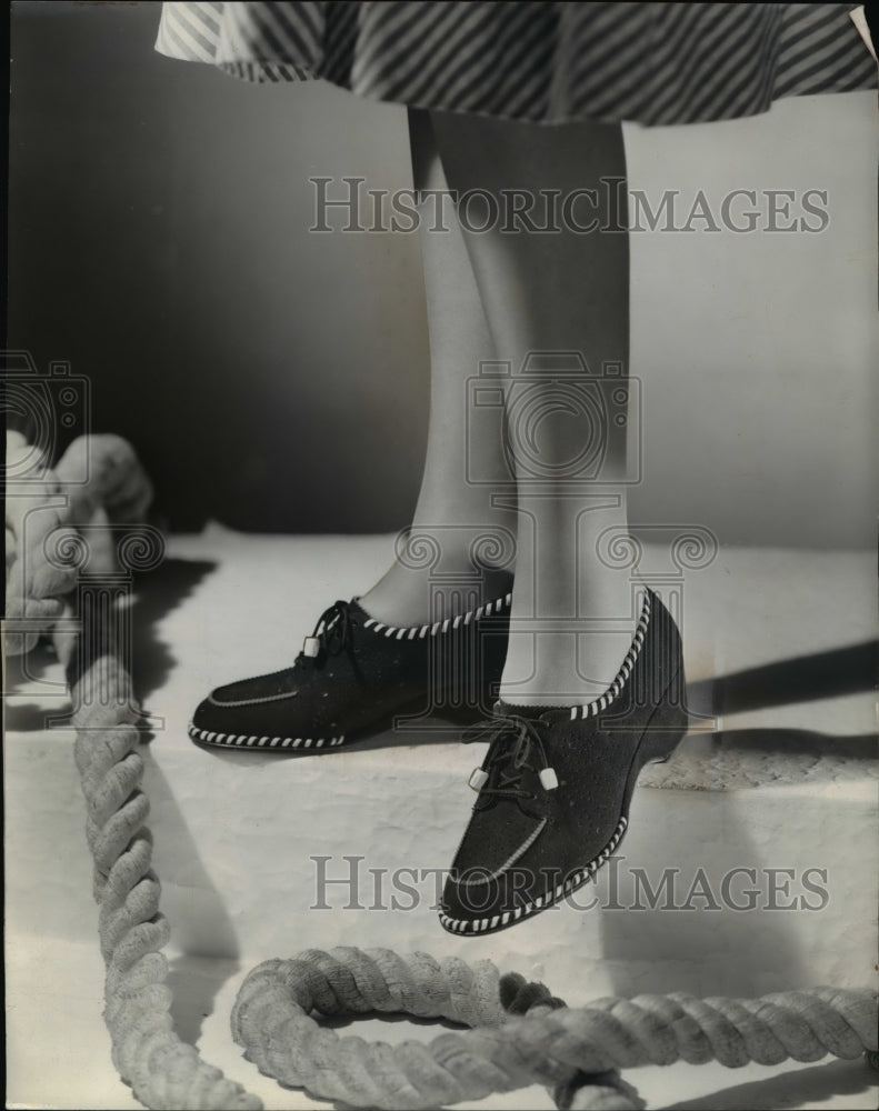 1941 Press Photo Model Wears Buccaneer Oxford Shoes - ned94270