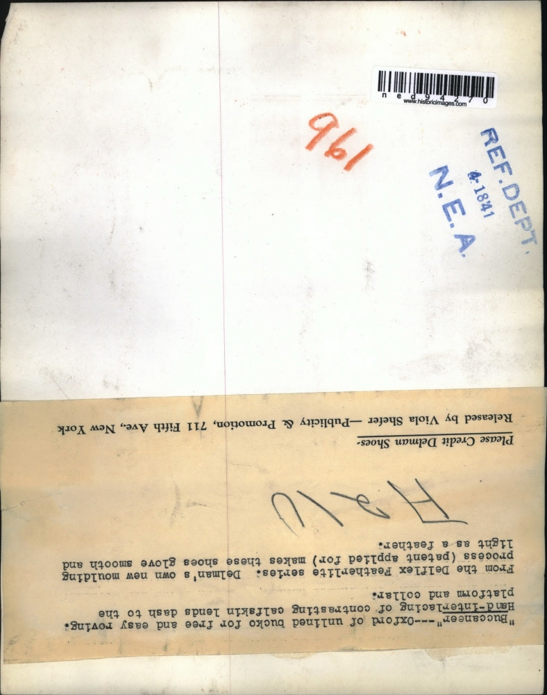 1941 Press Photo Model Wears Buccaneer Oxford Shoes - ned94270