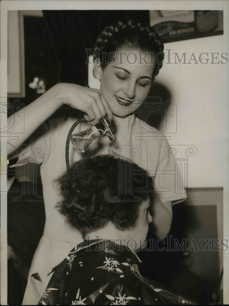 1937 Press Photo New Way to Tint Hair with Air GUN AT Beauty Trade Show Chicago