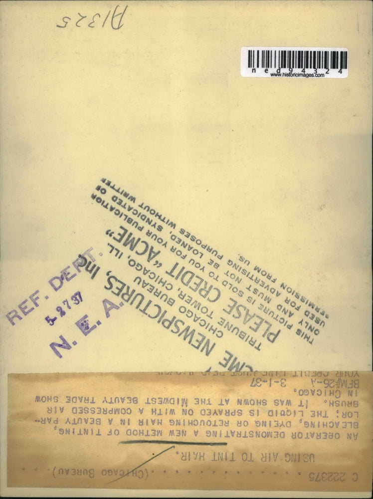 1937 Press Photo New Way to Tint Hair with Air GUN AT Beauty Trade Show Chicago