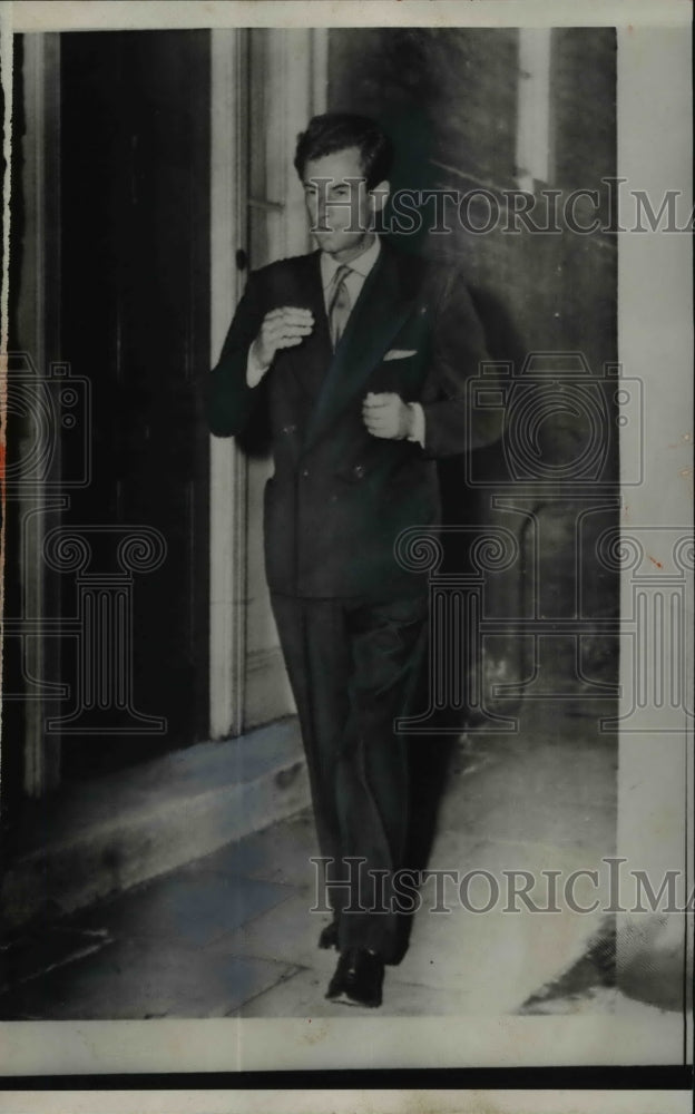 1955 Press Photo Group Captain Peter Townsend leaving Clarence House