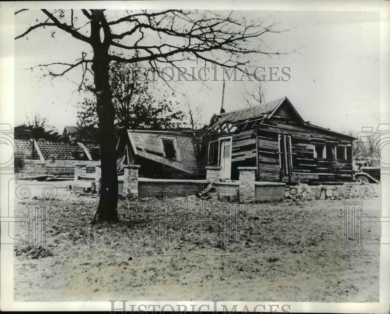 Load image into Gallery viewer, 1935 Press Photo Tornado Destroys Home Killing 1 - ned94440
