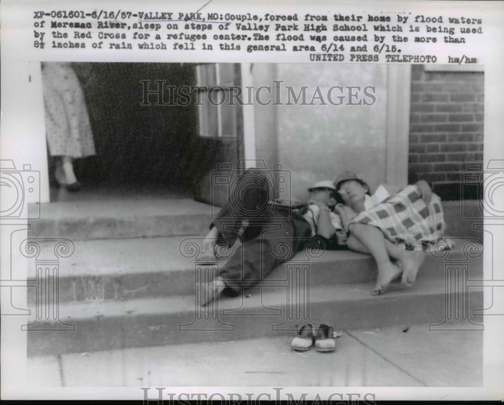 1957 Press Photo Couple Forced Out Due to Flood SLeep on School Steps Missouri
