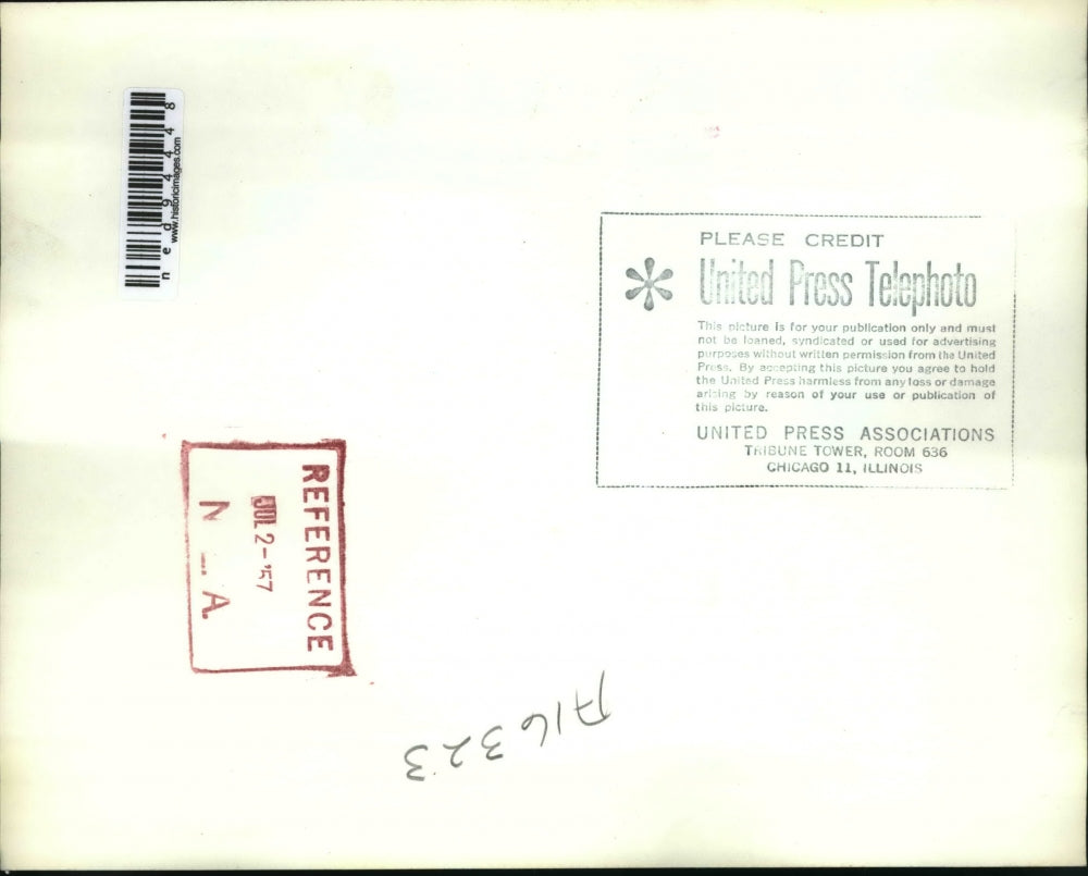 1957 Press Photo Couple Forced Out Due to Flood SLeep on School Steps Missouri