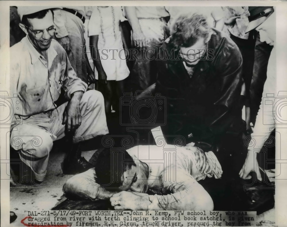 1949 Press Photo John R Kemp Pulled From River CPR by Firemen - ned94511
