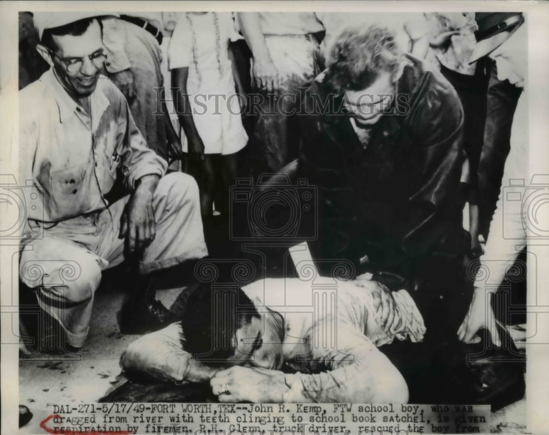 Load image into Gallery viewer, 1949 Press Photo John R Kemp Pulled From River CPR by Firemen - ned94511
