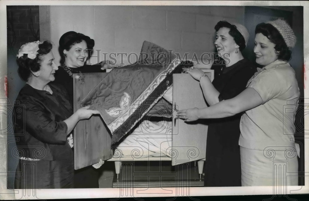 1960 Press Photo Holy family rosary & altar, Mrs LC Cook, Mrs N Cross,