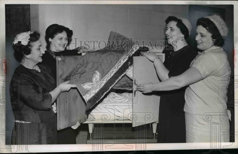 Load image into Gallery viewer, 1960 Press Photo Holy family rosary &amp; altar, Mrs LC Cook, Mrs N Cross,
