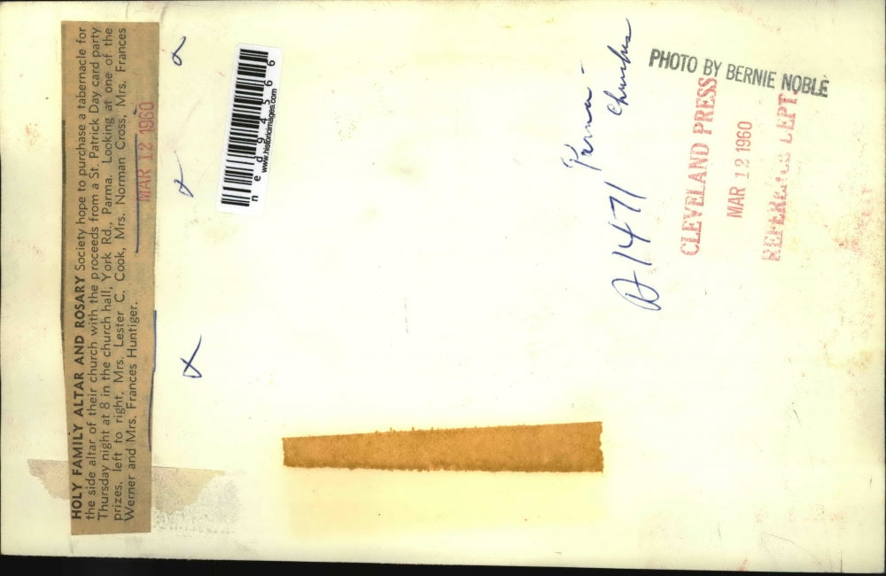 1960 Press Photo Holy family rosary & altar, Mrs LC Cook, Mrs N Cross,