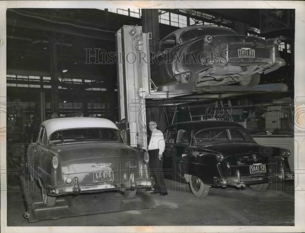 1953 Press Photo Albany NY Charles A Simmons &amp; car lift he invented- Historic Images