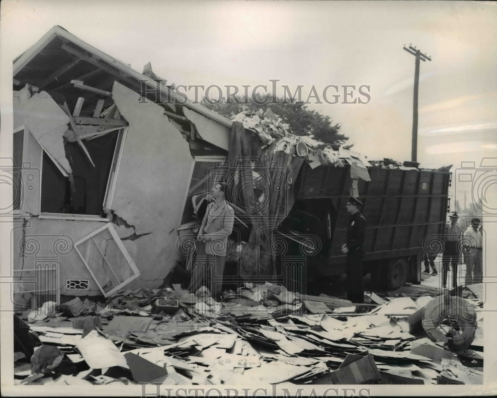 1949 Press Photo LA Calif Bob Tolomei & his home wrecked in truck crash