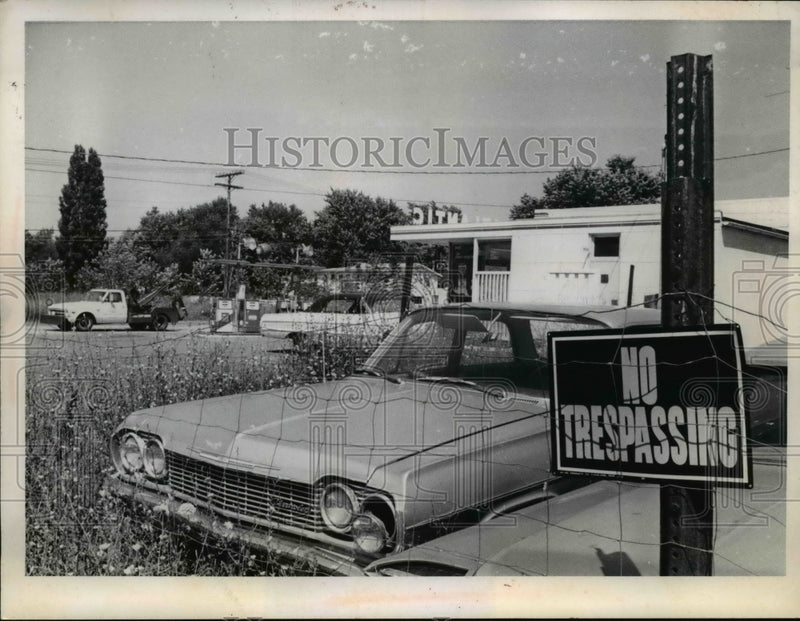 Load image into Gallery viewer, 1969 Press Photo Cars Towed from Headland's State Park
