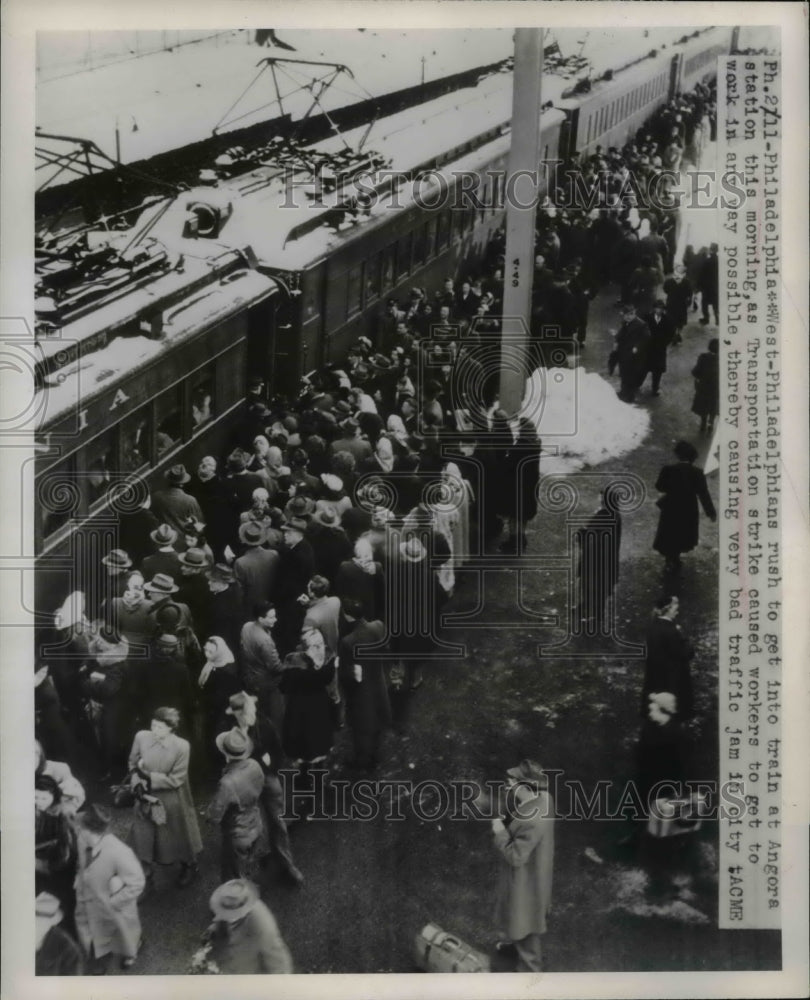 1949 Press Photo Philadelphia Pa rush hour crowds at trains during strike