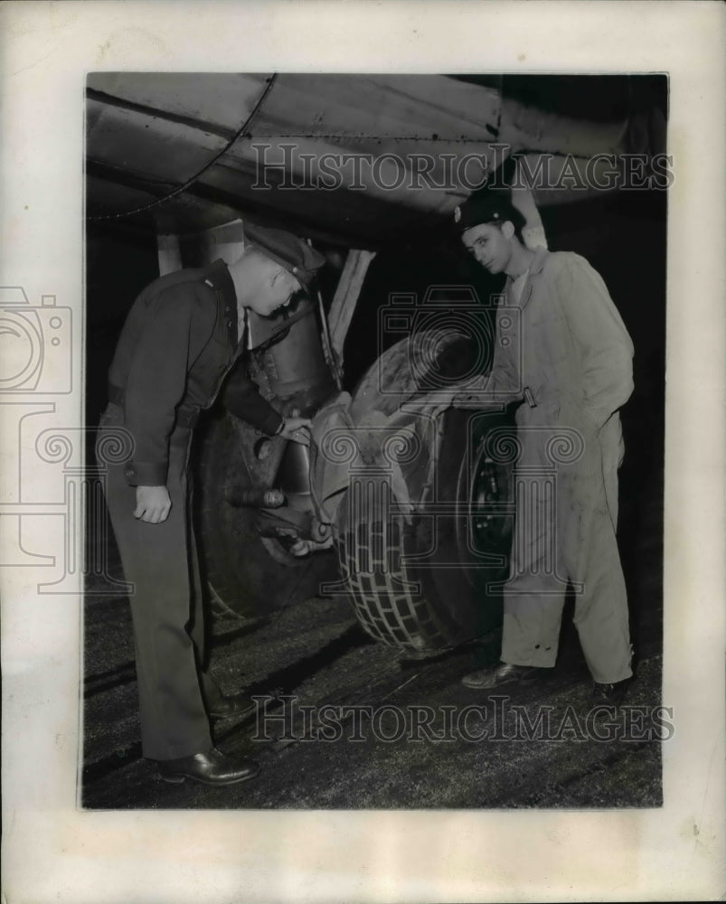1945 Press Photo Wash DC Lt Donald Trautner & crew with planes damaged tire