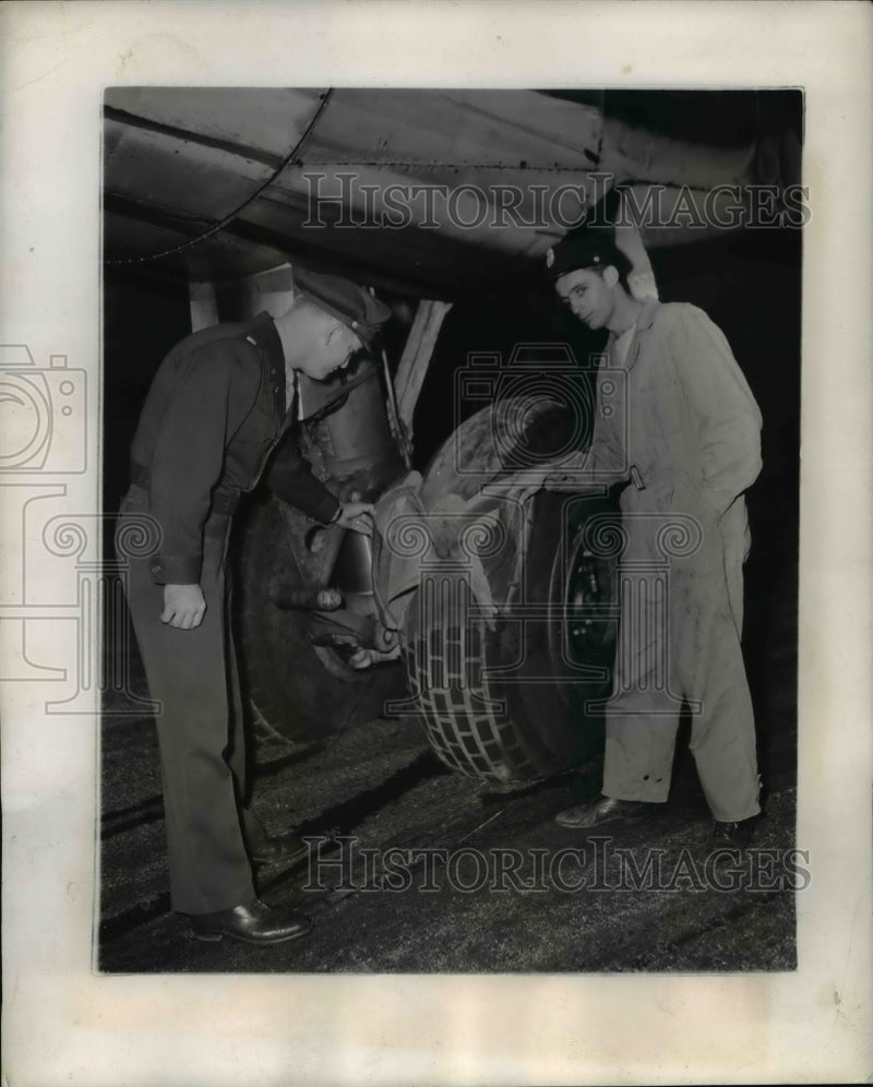 Load image into Gallery viewer, 1945 Press Photo Wash DC Lt Donald Trautner &amp; crew with planes damaged tire
