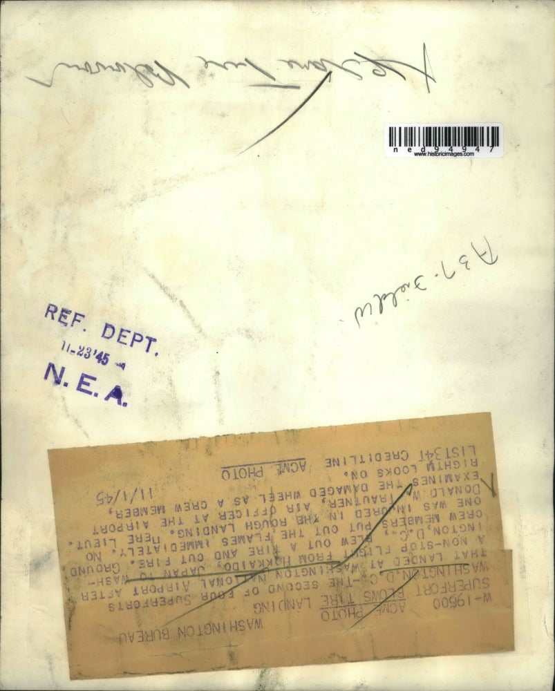 1945 Press Photo Wash DC Lt Donald Trautner & crew with planes damaged tire