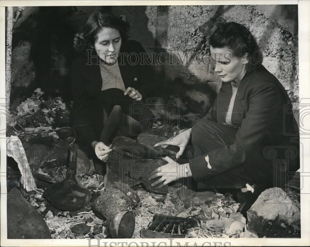 1938 Press Photo Kathleen Kay, Thelma Weld Sift Wreckage After House Fire