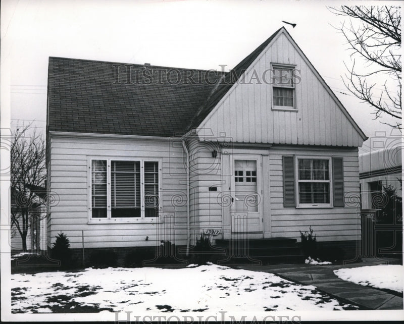Load image into Gallery viewer, 1965 Press Photo House at 13917 Lakewood Heights Boulevard
