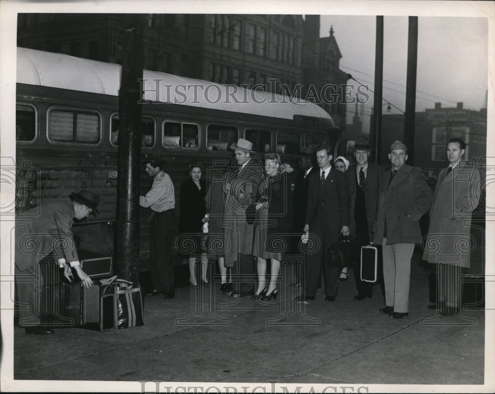 1945 Press Photo New York to Chicago Unloading at Cleveland Terminal- Historic Images